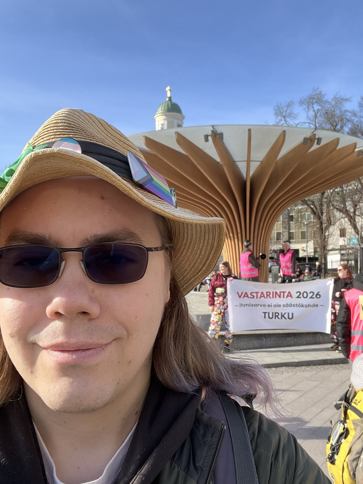 Minä, ja mielenosoituksen järjestäjät takakentällä / me, and the demonstration organizers in the background